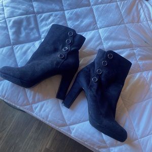 Navy glue closed heels